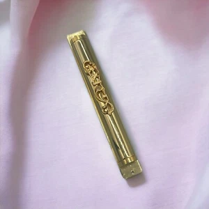 Hermoso estuche de mezuzá en tono dorado sin desplazamiento - Imagen 1 de 3