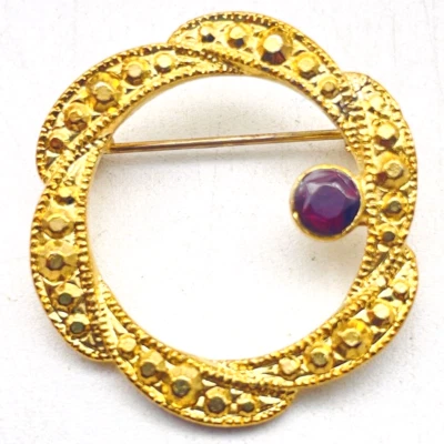 Broche Círculo Tono Dorado Texturizado Borde Festoneado Cabujón Púrpura De Colección Foto 1 de 4