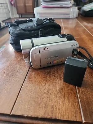 Canon FS300 Camcorder (Silver) For Parts Or Fix Battery BP-808 - Image 1 of 4