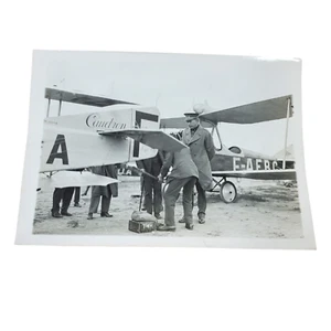Foto del rey Alberto I de la década de 10 inspeccionando un avión Caudron blanco y negro 7X5 Evere Bélgica - Imagen 1 de 4