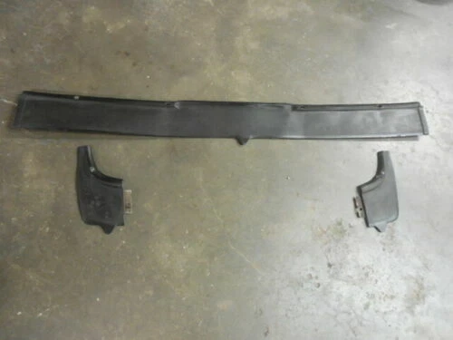 1976 BMW 3.0 Si E3 The New Six conjunto de para-choque traseiro 3 guarnições de proteção de tampa de borracha - Imagem 1 de 4