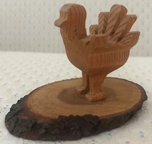 Ein schöner geschnitzter Holzputen stehend auf einer Holzplatte! - Bild 1 von 4