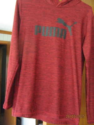 Camiseta con Capucha Puma Juvenil Talla Grande--Usada-Borgoña y Negra Foto 1 de 4