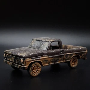 1970 Ford F100 Piccolo Letto Pick-Up Camion Fuoristrada Muddy 1:64 Modello Auto - Foto 1 di 7