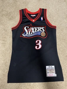 Maglietta Mitchell and Ness Allen Iverson Philadelphia 76ers nera da uomo taglia small 36 - Foto 1 di 6