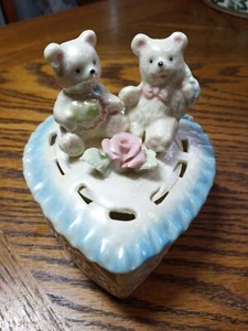 Vintage Porcelain Heart With Bears On Top Blue Trim Trinket Box - Foto 1 di 7