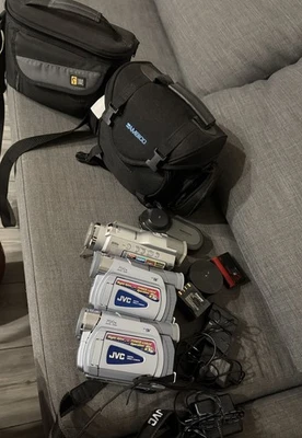 Лот винтажных видеокамер - Samsung JVC запчасти/непроверенные с сумками и зарядными устройствами - Изображение 1 из 4