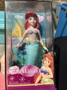 NEU 2005 Messing Schlüssel Disney Prinzessin kleine Meerjungfrau 5" Porzellan Puppe - Bild 1 von 6