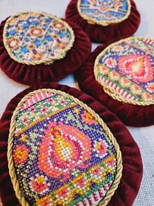 Ostergeschenk Ei - handgefertigt - Perlen, Plüschhandwerk - Auffädeln Eier Dekor - Bild 1 von 7