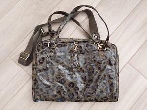Tyla rae NWOT Olive Green Leopard Laptop Crossbody Carry Case. Size 11x14.5x8 - Picture 1 of 4