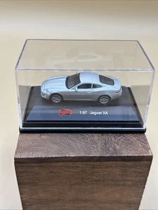 1:87 Malibu International Model Collection Jaguar XK silber metallic HO Scale - Bild 1 von 4