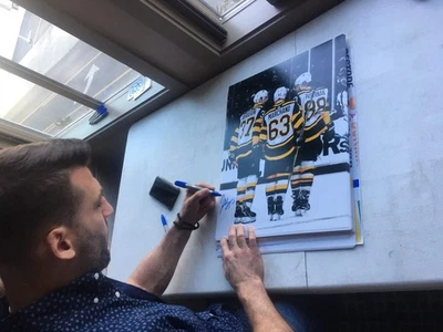 Patrice Bergeron Brad Marchand David Pastrnak Firmado 2019 Clásico de Invierno 16x20 Foto 1 de 3