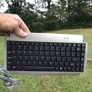 Mini teclado BTC 9118 teclado simple elegante sólido 86 teclas PS/2 - Imagen 1 de 5