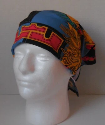 Bandana Estampada Nike Dri-Fit James LeBron Negra/Roja Fusión/Dorada Universitaria Foto 1 de 4