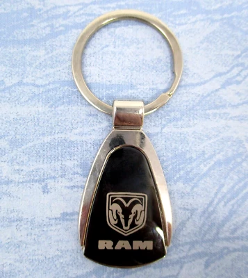 Llavero Dodge Ram negro y cromo Tear Drop Foto 1 de 4