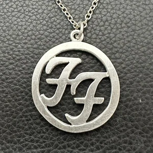 COLGANTE FOO FIGHTERS DE PLATA ESTERLINA MJG. CÍRCULO. CON CADENA. DAVE GROHL - Imagen 1 de 4