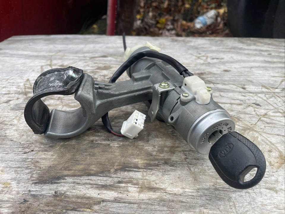 2005-2010 Kia Sportage 2.7L AT Ignition Switch Lock Cylinder & Key OEM - Image 1 of 4