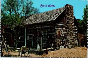 Una tipica cabina Hillbilly nelle montagne Ozark, centro-meridionale degli Stati Uniti cartolina - Foto 1 di 2