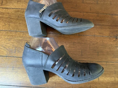 JOURNEE COLLECTION Womens Black Venice Almond Toe Block Heel Booties 8 - Image 1 of 4