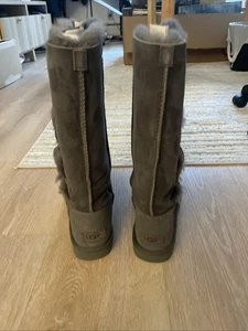 UGG BAILEY BUTTON TRIPLET GREY WITH BOX, WOMEN US10 - DISCONTINUED RARE - Bild 1 von 5