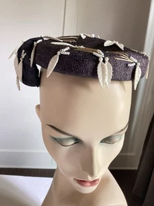 VTG 1940/50s NAVY FLAT CROWN HAT w DANGLING PLASTIC LEAVES by LE CLOCHE - Picture 1 of 6