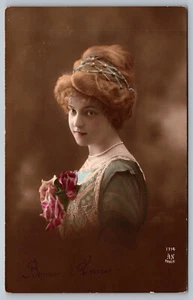 Postal Bonne Annee Estudio Francés Retrato París Mujer Sosteniendo Flores - Imagen 1 de 2