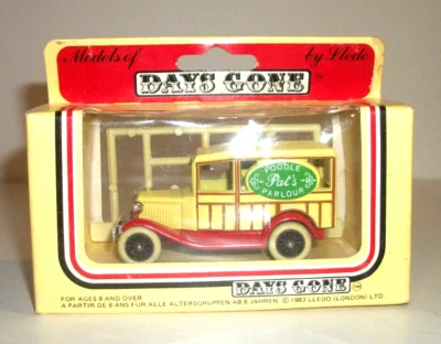 Lledo DAYS GONE Delivery Truck PAT'S POODLE PARLOUR Made In England DIE-CAST - Image 1 of 4