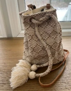 Bucket Bag Drawstring Closure Tassel Accent Beige Crossbody Chloe & Lex Small - Picture 1 of 11