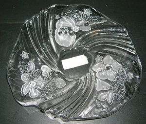 Serving PLATE 9" CHRISTMAS HOLIDAY FLAIR MIKASA MEDLEY EMBOSSED CRYSTAL GERMANY - Picture 1 of 6