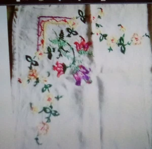 Vintage Embroidered Linen Tablecloth good condition(1) 33 x 30 inch approx - Picture 1 of 4
