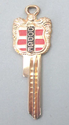 Dodge Crest chapado en oro NOS Y-131 en blanco 1949 1950 1951 1952 1953 1954 1955 Foto 1 de 4