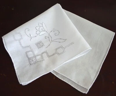 DE COLECCIÓN HANKY BORDADO Y PERFORADO CON APLIQUES BLANCO Y GRIS ENROLLADO A MANO Foto 1 de 3