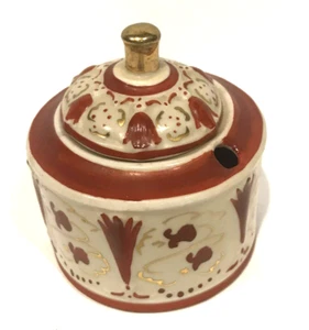 Tinta de porcelana bien pétalos rojos flores en tarro blanco con punta de pluma de caligrafía - Imagen 1 de 9