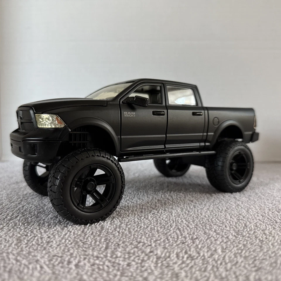 JADA Toys 2014 DODGE RAM 1500 1/24 Scale Diecast Model  BLACK - Image 1 of 4