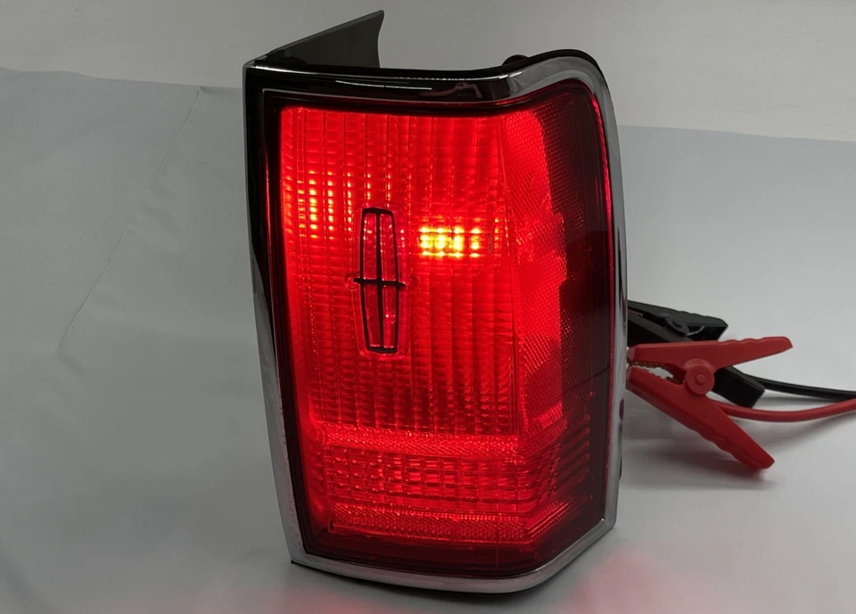 Lincoln Town Car 1994-1996 lámpara de luz trasera lateral para pasajeros diestro OEM Foto 1 de 4