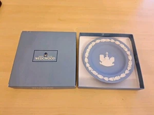 Wedgwood 4-3/8 round Blue Jasper Collector Plate - Windsor Castle - Picture 1 of 3