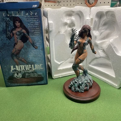 Estatua de hoja de bruja Clayburn Moore Foto 1 de 2