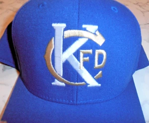 NEW- KCFD= DIPARTIMENTO DEI VIGILI DEL FUOCO DI KANSAS CITY. EMBRD. CAPPELLO ADJ BLU FLEX-FIT-TECH YUPOONG OSFM - Foto 1 di 9