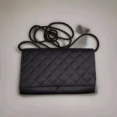 Bolso de noche Saks Fifth Avenue negro con correa para el hombro (usado). Foto 1 de 4