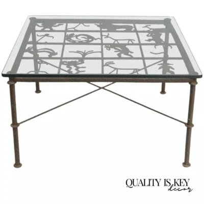 Mesa de centro brutalista cuadrada de metal y vidrio con figuras de glifos nativos americanos Foto 1 de 4