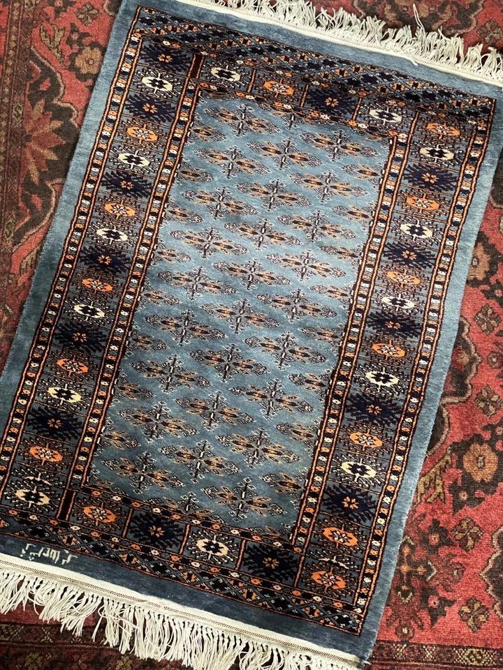 Alfombra mariposa azul Pakistán lana sedosa tejida a mano vintage ¡en perfecto estado!  Foto 1 de 4