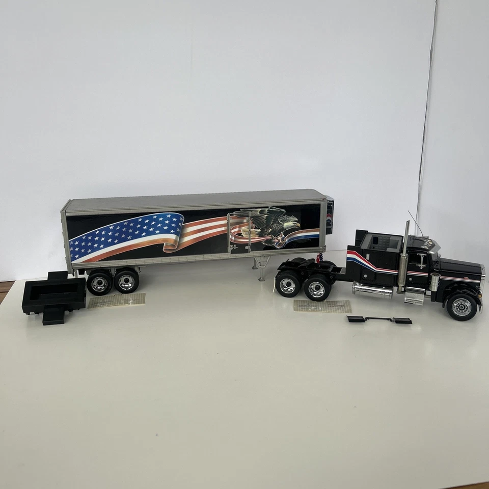 1/32 Franklin Mint Peterbilt Truck & Refrigerated Trailer Die-Cast Model 379 - Image 1 of 4