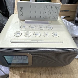 iHome IBT22A Double Réveil avec USB Charge Bluetooth Haut-Parleur,Télécommande - Photo 1 sur 5