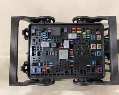 GMC SIERRA 2500 3500 2015-2019 camioneta motor caja de fusibles original OEM Foto 1 de 4