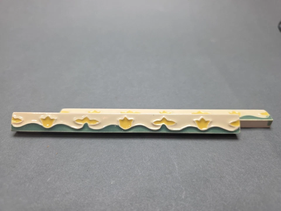 Azulejo de cerámica The Mosaic Tile Company años 20 verde menta/amarillo tulipán sobre blanco  Foto 1 de 3