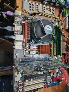 Asus P5Q PRO gniazdo 775 + Intel E8400 + 4gb ddr2 + osłona I/O - Zdjęcie 1 z 6