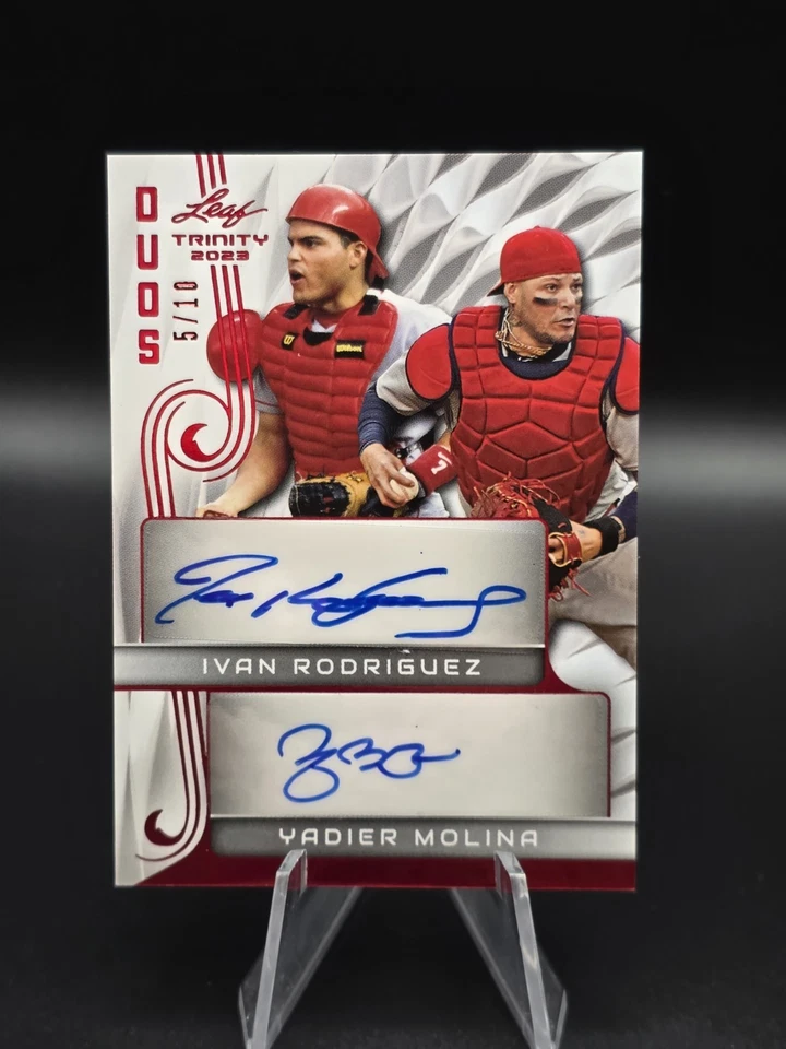 Iván Rodriguez, Yadier Molina Auto /10 - 2023 Hoja Trinidad Dúos, Rojo #DA-7 Foto 1 de 2