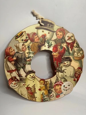 Corona recortada de madera decoupaged primitives de Kathy Design con muñeco de nieve y niños Foto 1 de 4