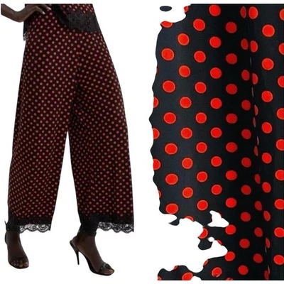 Calça Zara preta e vermelha bolinhas preta bainha de renda perna larga cintura elástica média nova sem etiquetas - Imagem 1 de 4