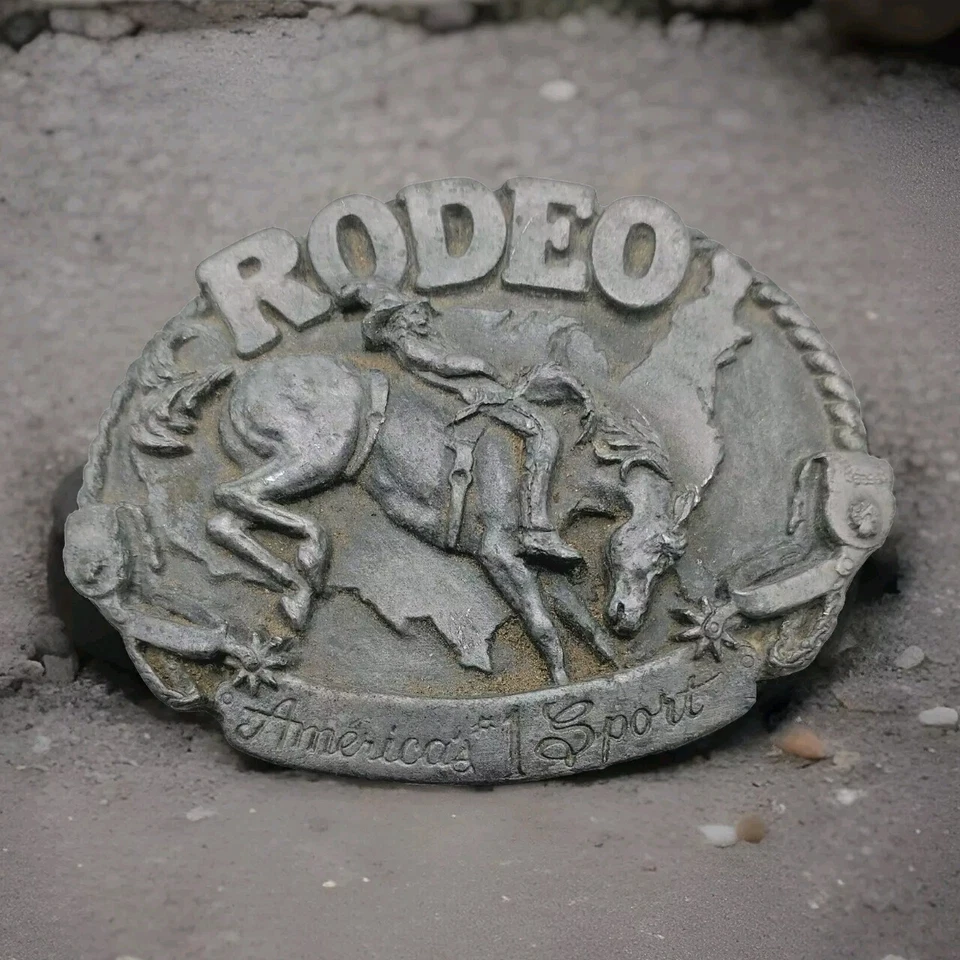 Fivela de cinto de estanho Siskiyou Buckle Co Rodeo 1983 feita nos EUA - Imagem 1 de 4